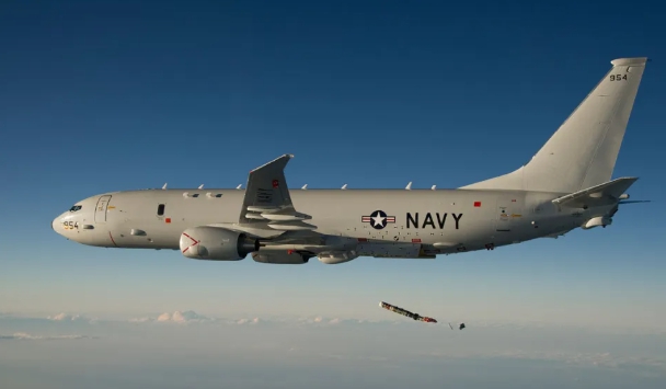 美國海軍一架P8-A偵察機衝出跑道並墜入夏威夷海灣。 圖 : 翻攝自北京青年報