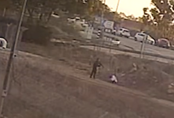哈瑪斯恐怖分子以步槍近距離爆頭槍殺參加音樂節的女子。 圖：翻攝X（前推特）