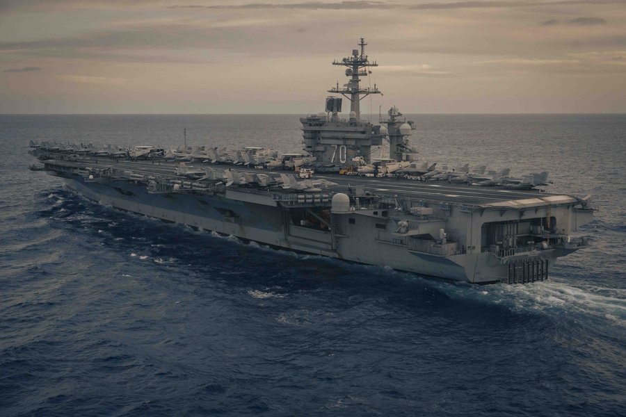 傳北韓預於11月22日至12月1日期間發射人造衛星，美國航空母艦「卡爾文森號(CVN-70)」21日先行駛入韓國釜山港威懾北韓。 圖：翻攝「X」@USNavy