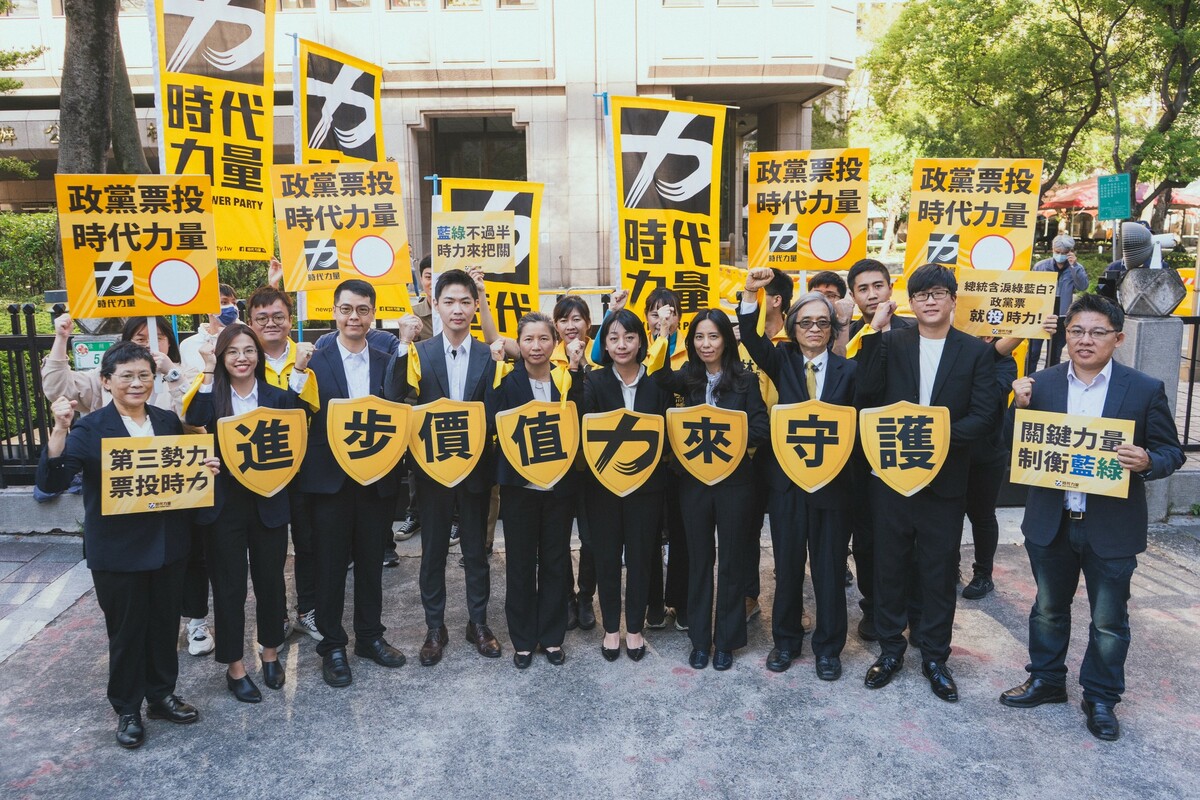 時代力量黨主席王婉諭今(21)日率領不分區立委候選人至中選會登記參選。 圖：時代力量/提供