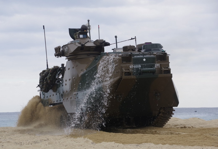 日本陸上自衛隊水陸機動團「反奪島」兩棲作戰，出動兩棲突擊車。 圖：翻攝「X」@jgsdf_gcc_ardb