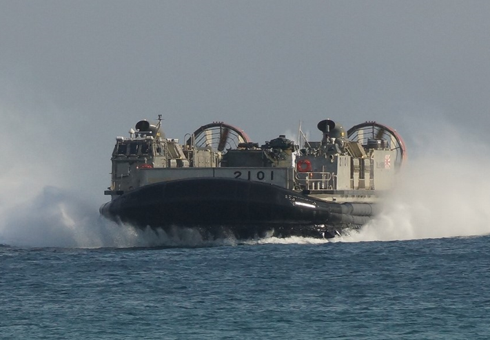 日本陸上自衛隊水陸機動團「反奪島」兩棲作戰，出動大型登陸氣墊船。 圖：翻攝「X」@jgsdf_gcc_ardb