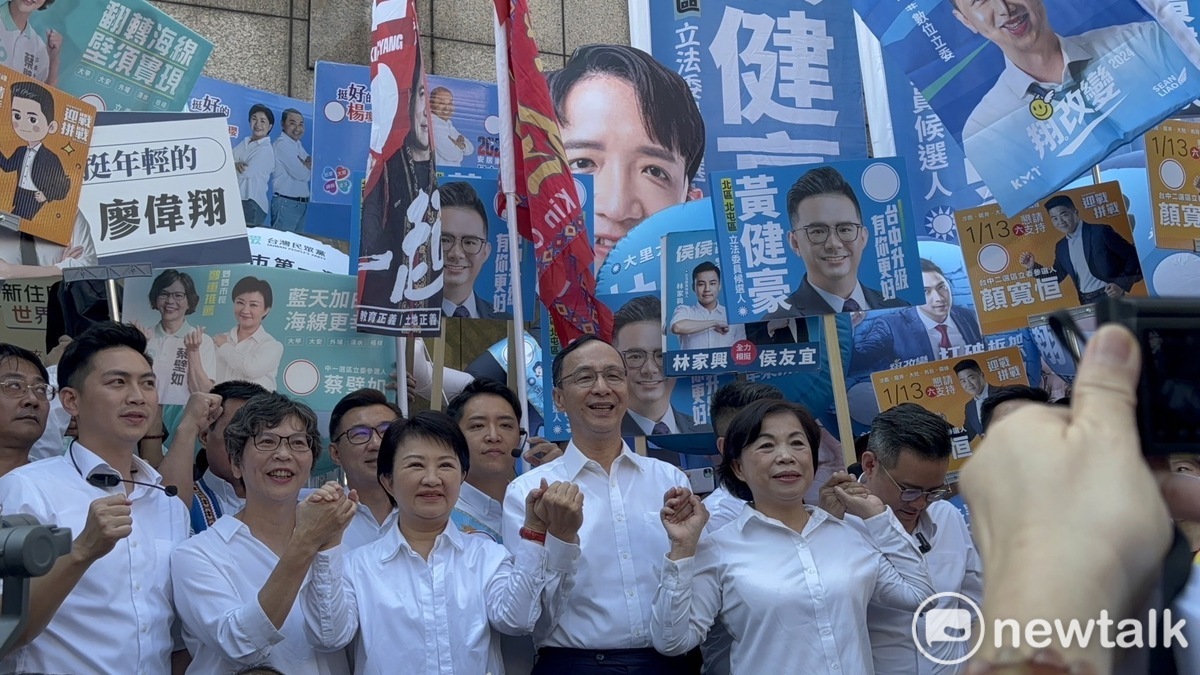 蔡壁如今天與國民黨立委候選人一同辦理登記。 唐復年/攝