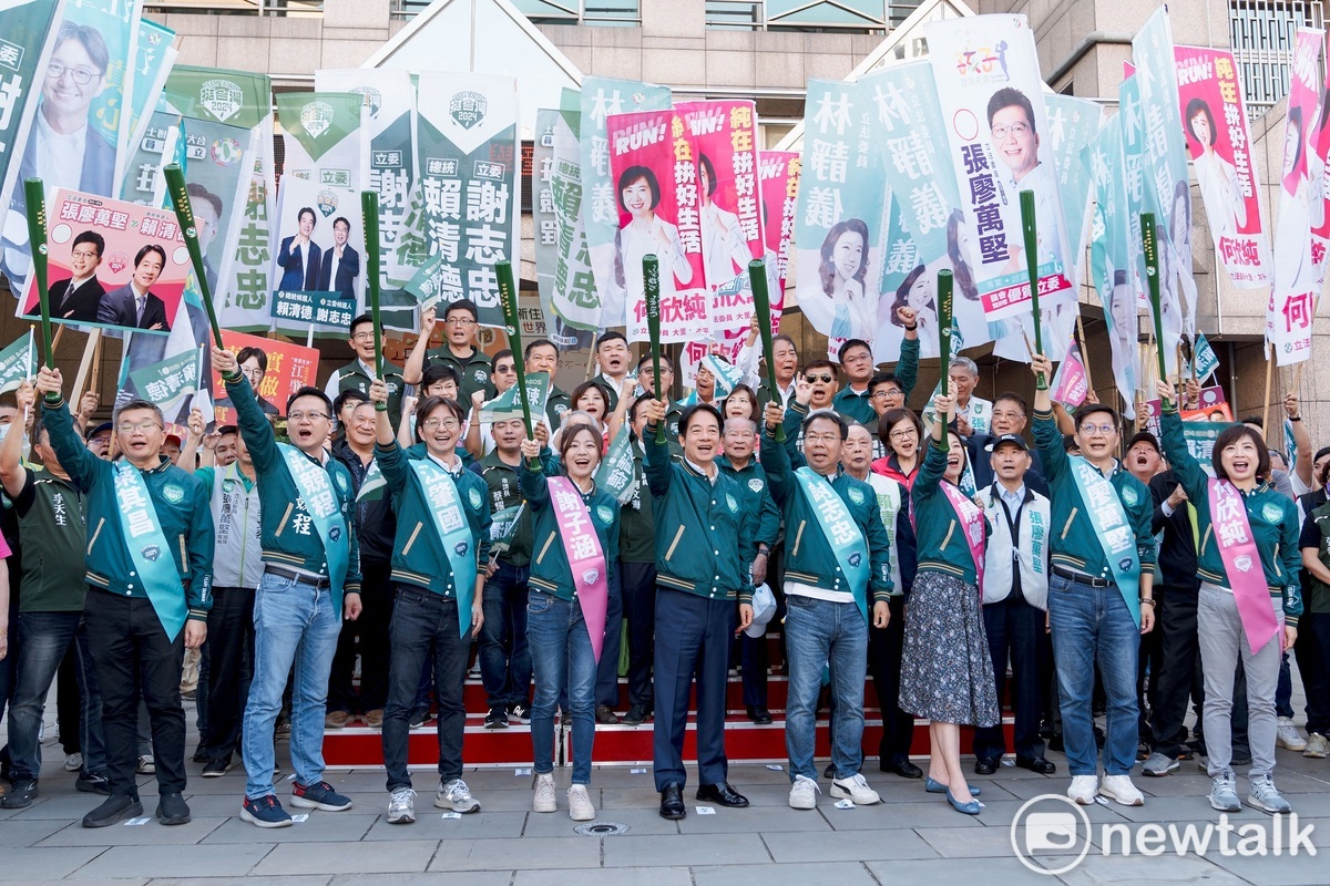 賴清德陪同台中八位立委候選人辦理登記。 唐復年/攝