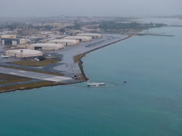 美軍P8-A偵察機衝出跑道並墜入夏威夷海灣。 圖 : 翻攝自第一軍情