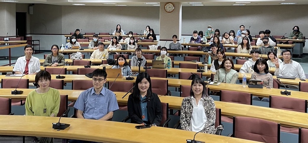 龍人文化教育基金會「認識中國•前進校園」系列活動第五場次，與會專家學者由左至右：離島出版社創意總監呂伊庭、東吳大學政治學系助理教授陳方隅、美國奧克蘭大學傳播系副教授蘇巧寧、東吳大學助理教授蔡韻竹。 圖：龍人文教基金會提供