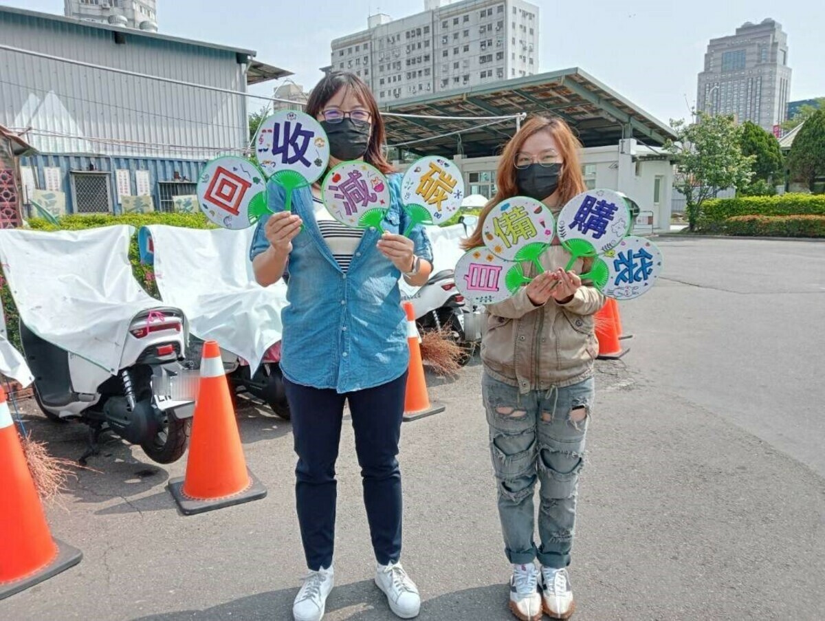 野餐日當天遊客可以再回收選舉扇子做塗鴨，搭配日前募集的600支以上二手彩色筆，塗鴉完也可以帶走繼續使用。 圖：台中市政府環境保護局／提供