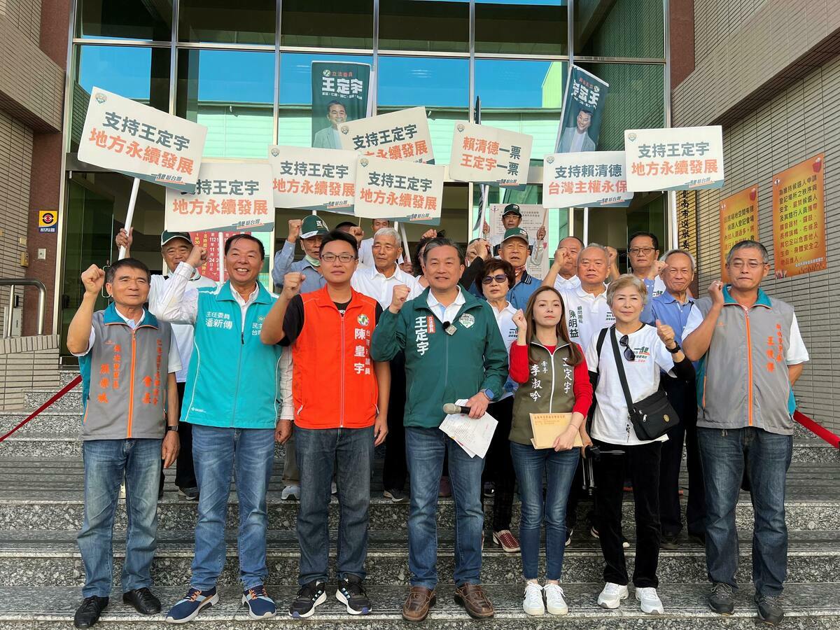 王定宇在妻子李淑吟、各區後援會幹部、民進黨台南市黨部主委潘新傳、台南市議員陳皇宇、李啟維、蔡筱薇及眾多志工的陪同下，正式登記參選第11屆立法委員選舉。完成登記手續。 圖：黃博郎／攝