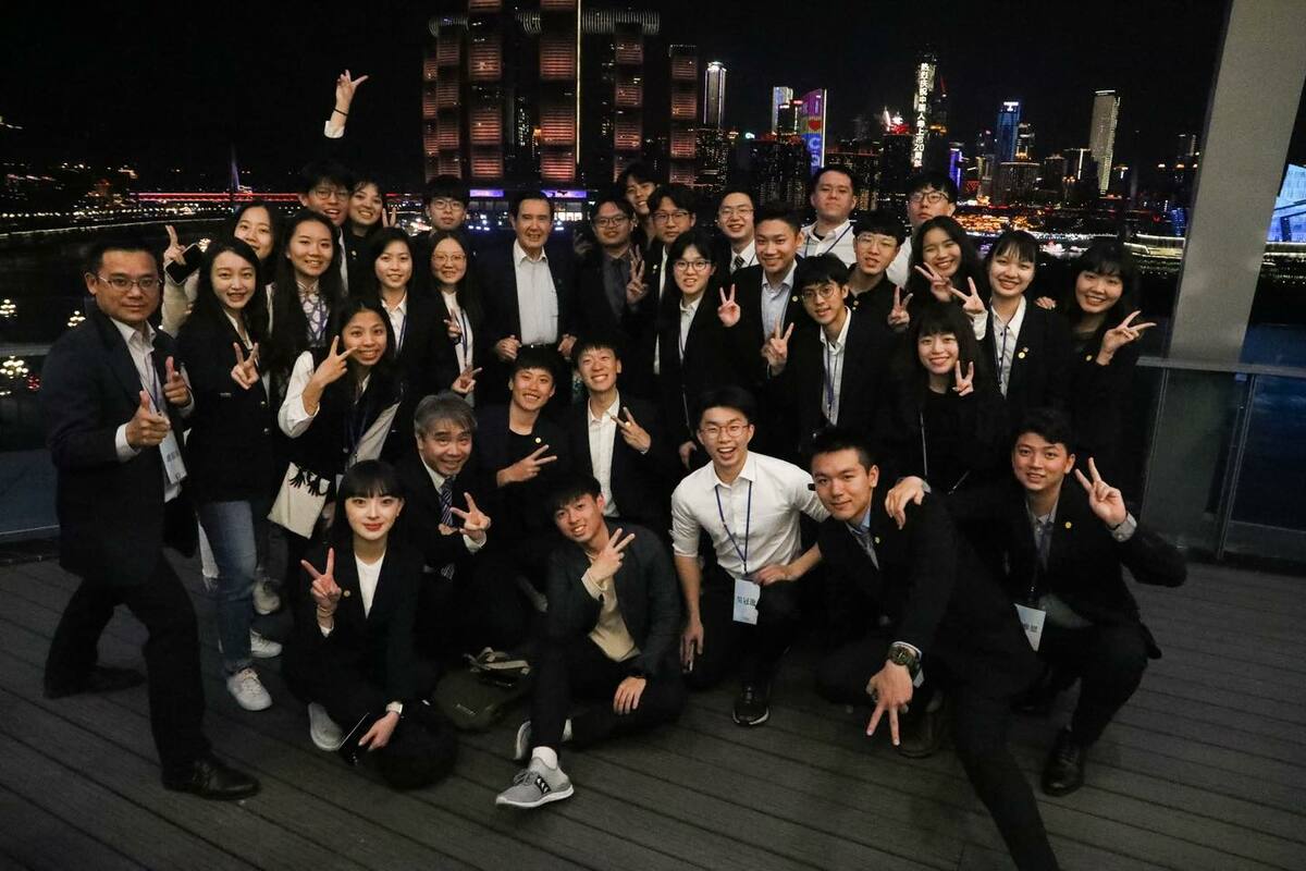 前總統馬英九今年赴中國祭祖，被外媒視為配合中國共產黨統戰，「大九學堂」青年學子不少人隨行。 圖：翻攝自馬英九臉書
