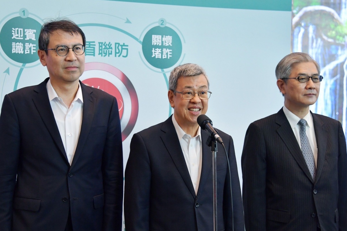 行政院長陳建仁今（22）日上午視察銀行臨櫃關懷阻詐執行情形前受訪。 圖：行政院提供