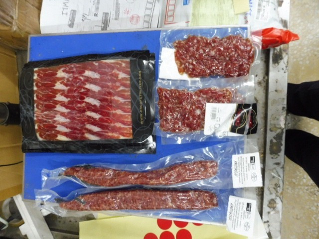 不可隨意從海外攜帶或購買豬肉製品。 圖：農業部／提供