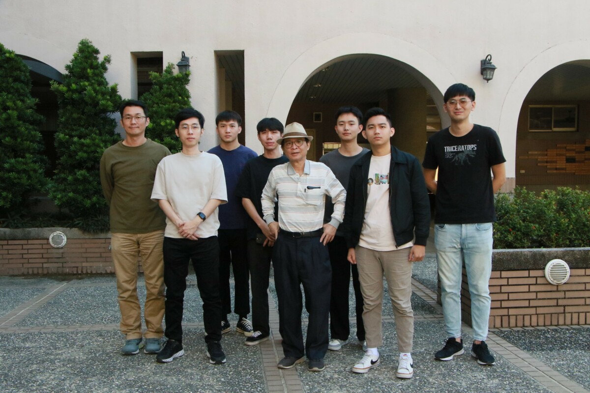 國立成功大學工程科學系講座教授黃吉川（前排中）與李朝琴教練帶領該校學生團隊，參加 2023 年第6屆亞太地區「高速運算暨人工智慧（HPC-AI）學生競賽」，在人工智慧競賽方面表現亮麗，一舉超越大會紀錄，榮獲「最佳 AI 表現獎」。 圖：國立成功大學新聞中心孟慶慈／攝