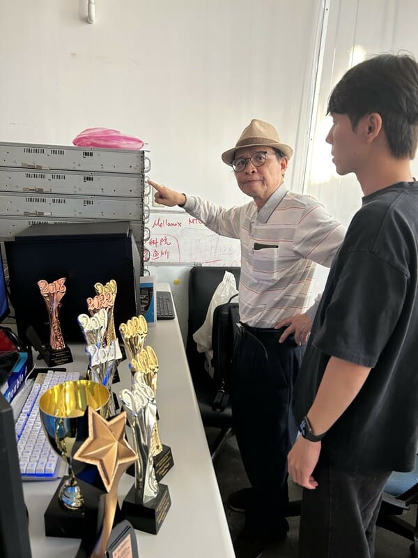 成功大學工程科學系黃吉川講座教授指導學生有關伺服器架構。 圖：黃吉川教授提供