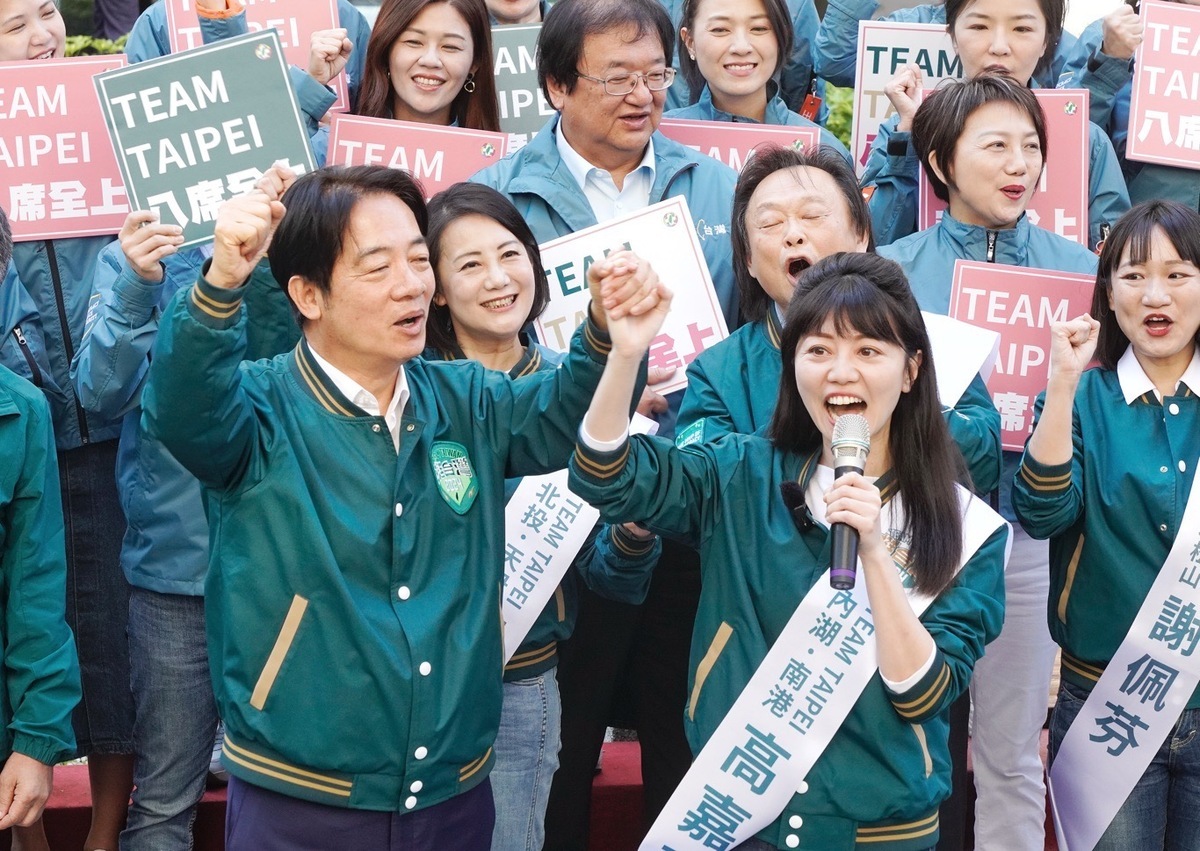 高嘉瑜彩帶突然滑落 ，賴清德：她是該區唯一能勝選的候選人。  圖：張良一/攝