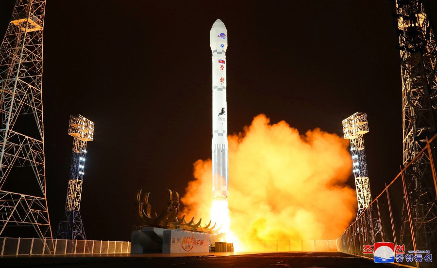 北韓去年11月發射搭載偵察衛星「萬里鏡-1」的「千里馬-1」火箭。 圖：翻攝朝中社(資料照片)