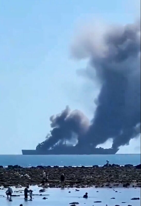 網傳疑為中國071型綜合登陸艦「龍虎山號(舷號980)」起火照片。 圖：翻攝「X」@WarshipCam