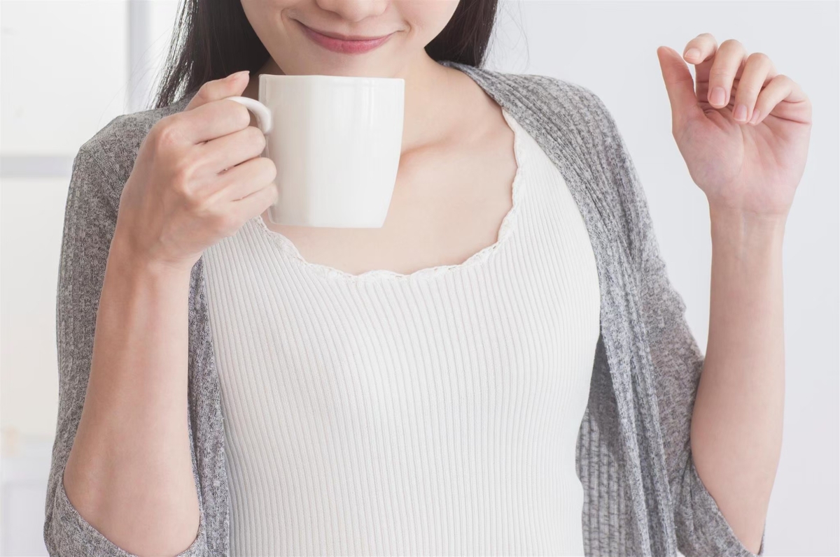 天冷大家開始喝溫熱水，台電公開保溫的最佳省電組合「快煮壺＋保溫瓶」。（喝熱水示意圖） 圖：新頭殻資料照