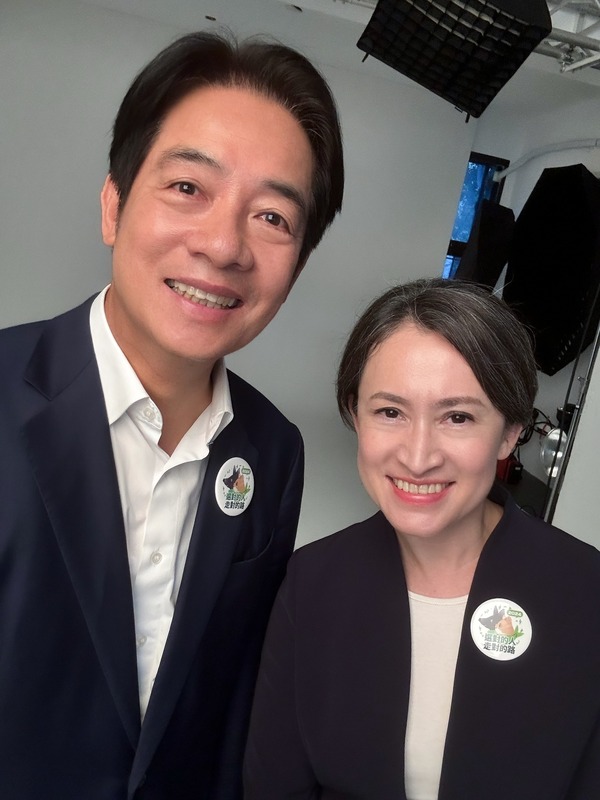 民進黨正副總統候選人賴清德（左）、蕭美琴邊拍定裝照邊玩自拍，截至23日上午8時，已經有2萬多名網友按讚，上千則留言。 圖：翻攝自賴清德臉書