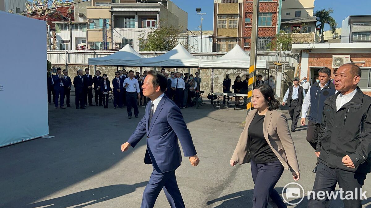 民進黨總統參選人賴清德赴奇美集團創辦人許文龍位於台南南區奇美起家舊廠的追思會場，向許文龍的靈位致哀。 圖：黃博郎／攝