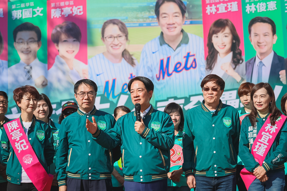 賴清德陪同台南市六席立委登記參選連任。 圖：賴清德競選辦公室提供