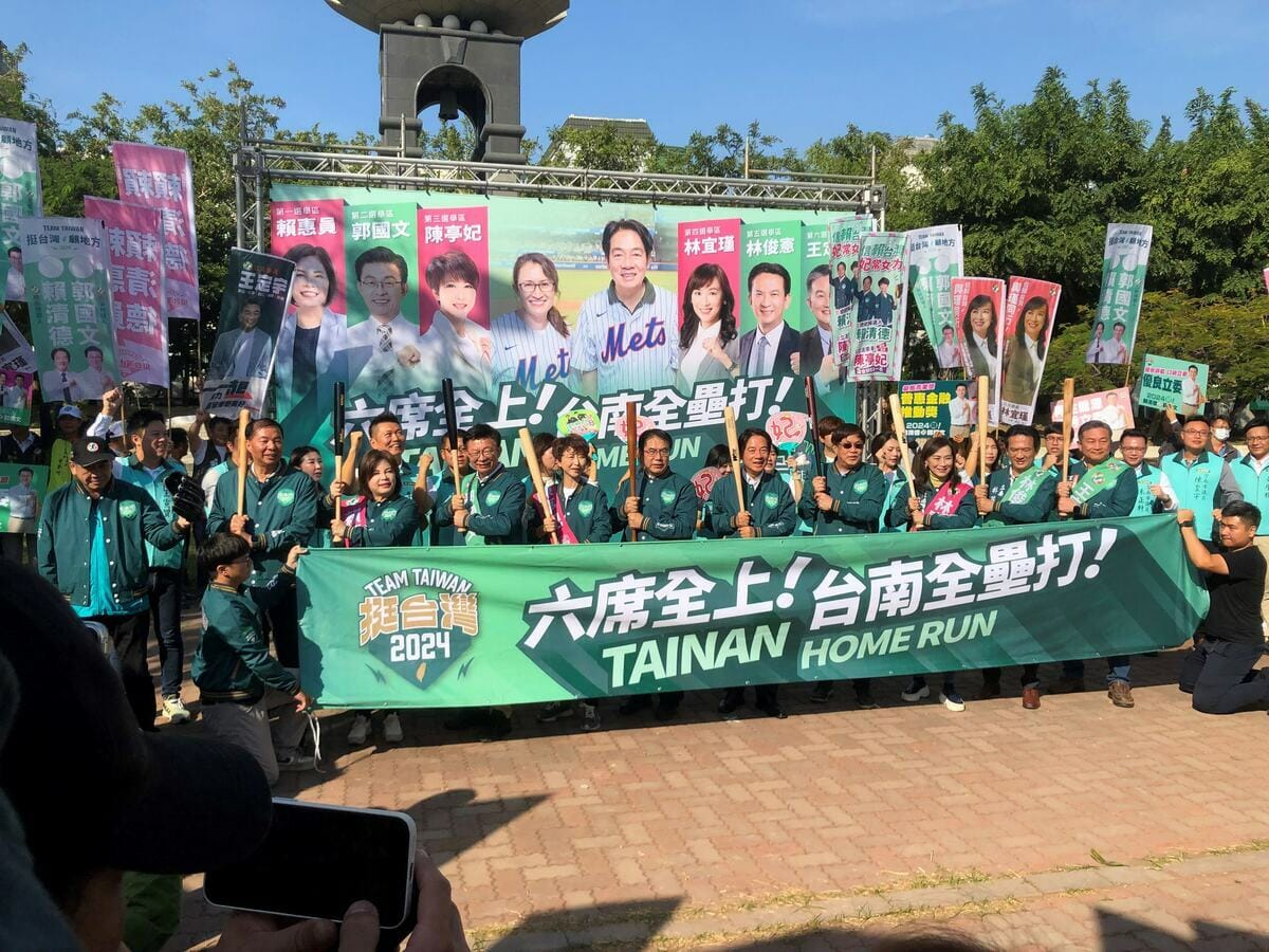 賴清德今日一早南下出席「台南市六選區立委候選人聯合登記造勢」，率領6位立委參選人聯合登記，包含賴惠員、郭國文、陳亭妃、林宜瑾、林俊憲、王定宇。賴清德表示，他為6位立委參選人披上彩帶，期許他們能肩負建設大台南、守護台灣的重責大任，共同強棒出擊、打出全壘打，讓六席立委高票當選。 圖：黃博郎／攝