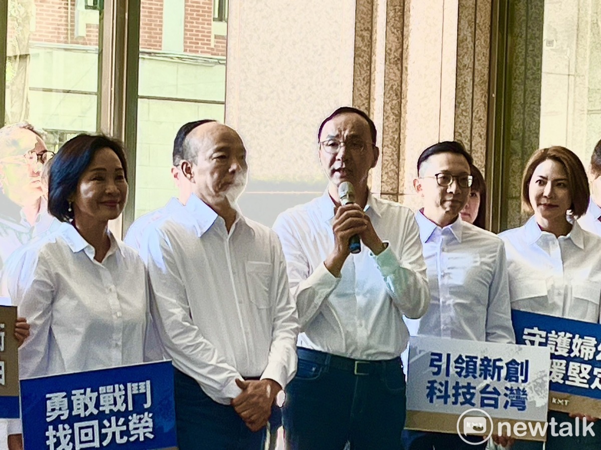 國民黨主席朱立倫率國民黨不分區提名名單的韓國瑜、柯志恩等人現身中央選舉委員會登記 圖：金大鈞/攝