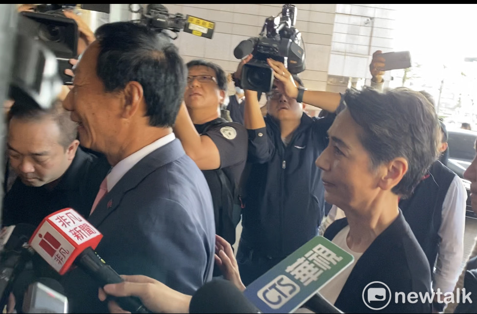 鴻海創辦人郭台銘、副手搭檔賴佩霞今天下午抵達君悅飯店。 圖：周煊惠 / 攝