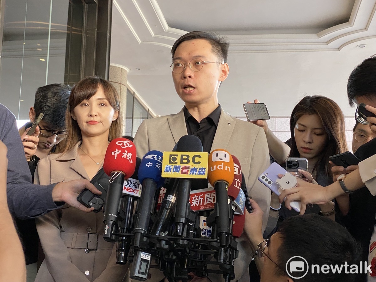 鴻海創辦人郭台銘競選辦公室發言人黃士修、陳家頤。 圖：周煊惠 / 攝