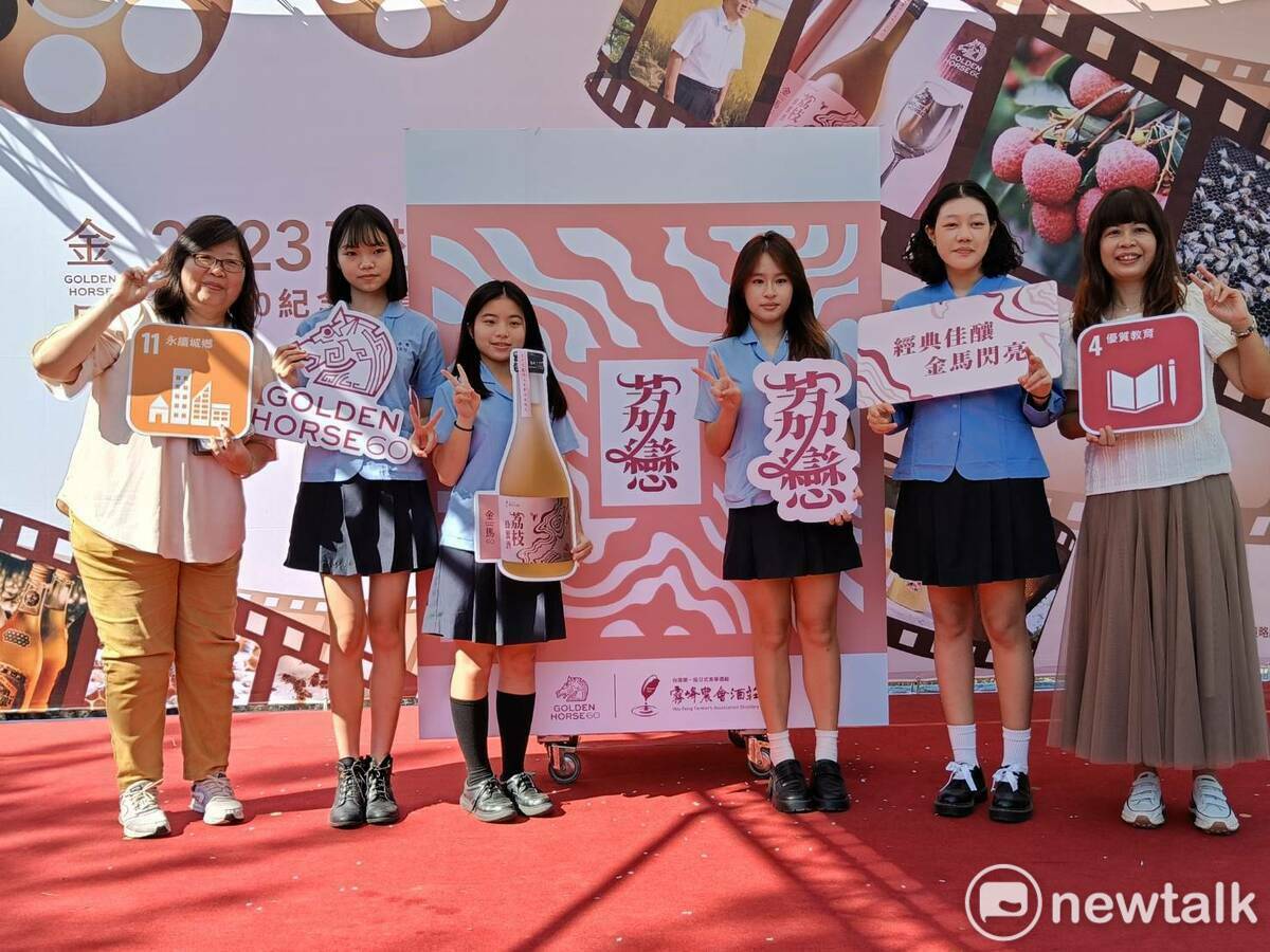 明道中學師生為霧峰農會設計酒品禮盒，連續兩年獲選為金馬獎貴賓禮品。 唐復年/攝