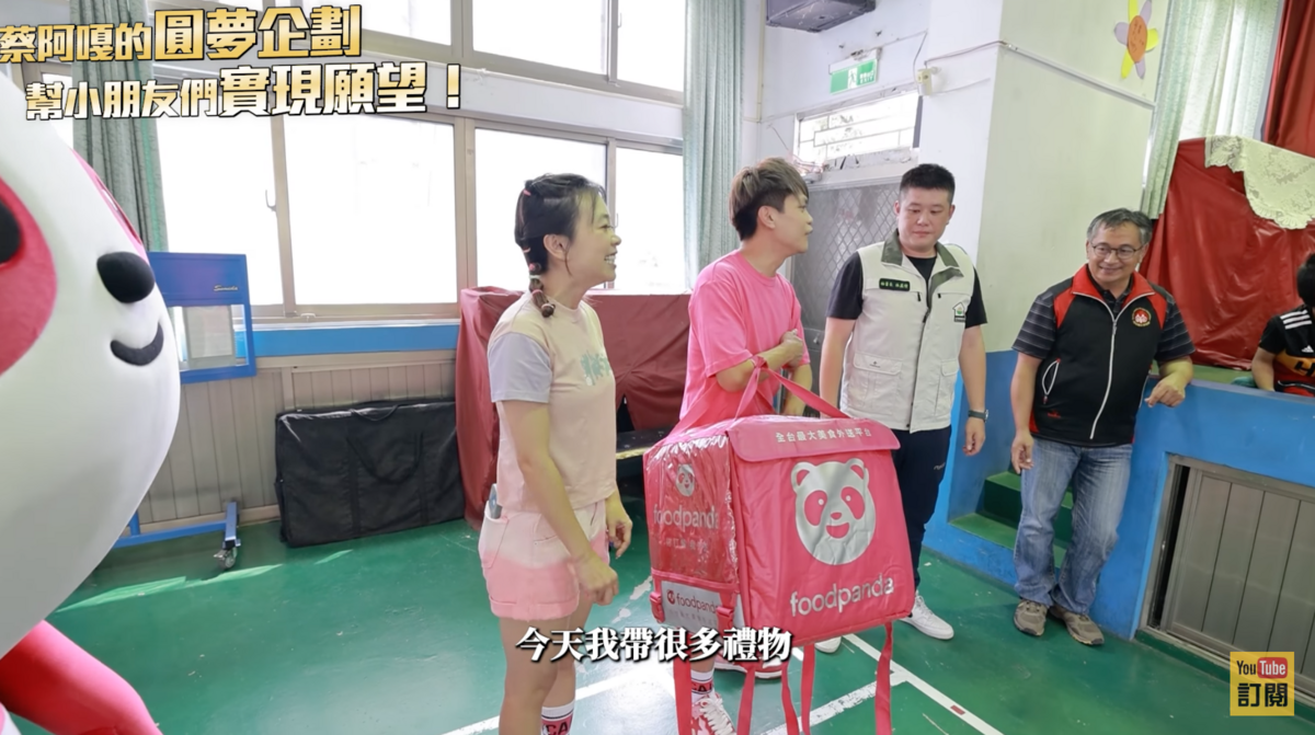 蔡阿嘎另外準備了遙控車、鉛筆盒、彩色筆等禮物送給孩童們。 圖：翻攝自YT／蔡阿嘎Life