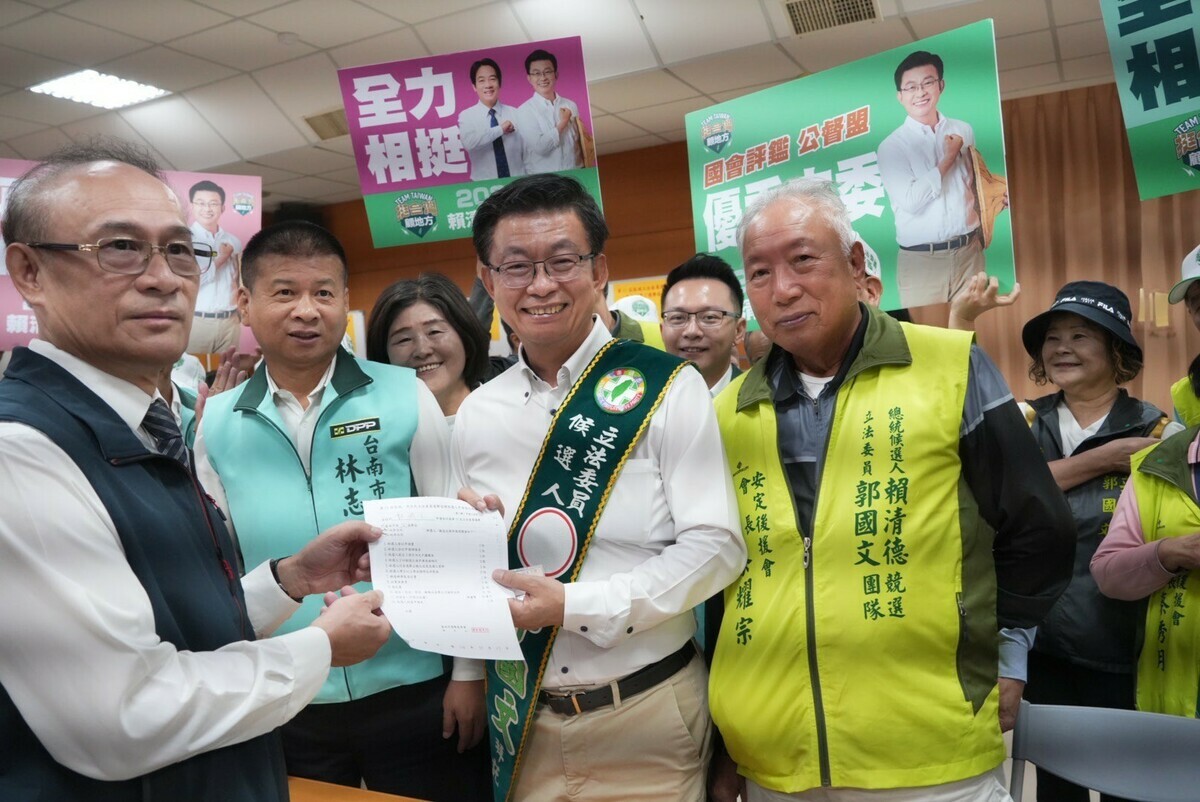 民進黨總統候選人賴清德今日南下與6位民進黨台南市立委參選人聯合造勢，當場大讚立委郭國文表現優異，郭國文在賴清德親自加持之後，隨即前往台南市選舉委員會登記參選。 圖：黃博郎／攝