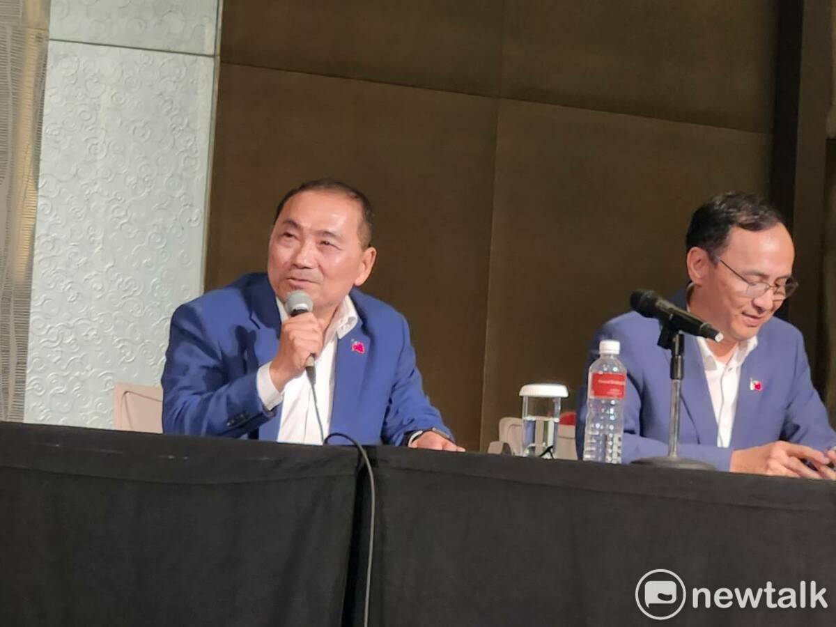 面對郭台銘先給下馬威，侯友宜和朱立倫表情尷尬。 圖：黃建豪/攝