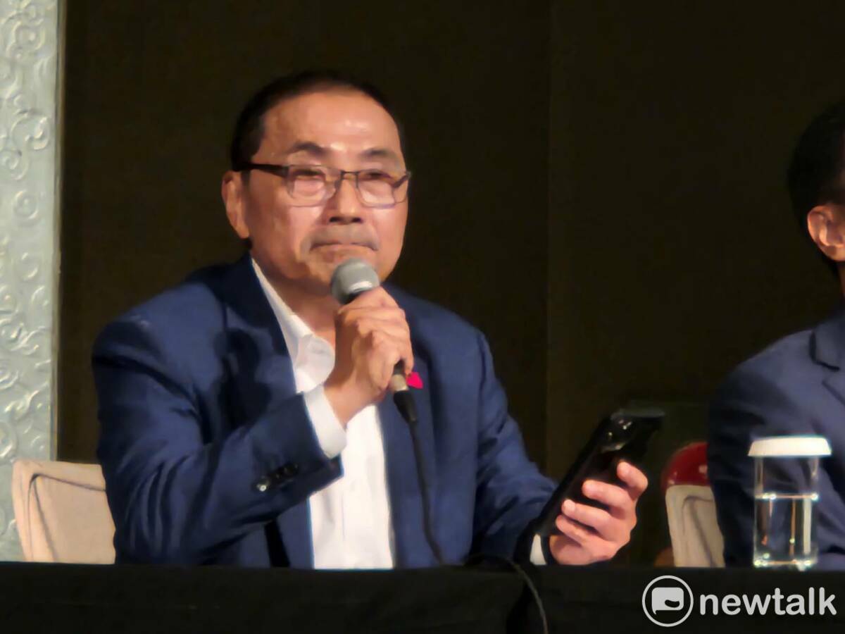 國民黨總統參選人侯友宜23日在在野會談場合，拿手機唸出柯文哲簡訊。 圖：黃建豪/攝