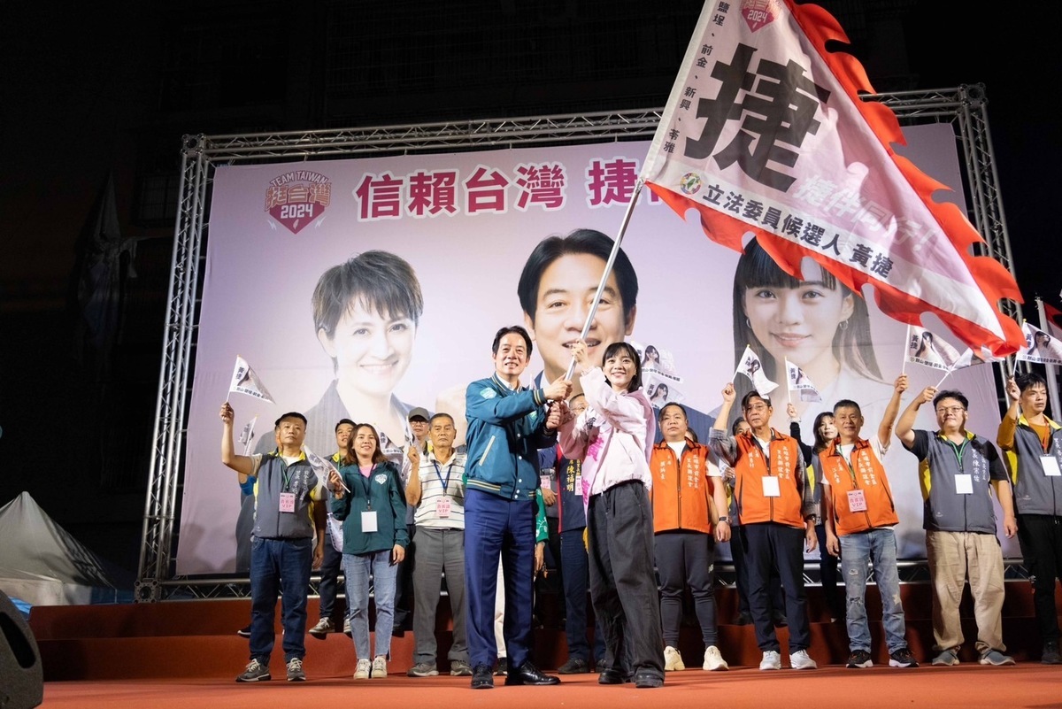 賴清德(左)授旗給黃捷(右)。 圖：黃捷競總/提供