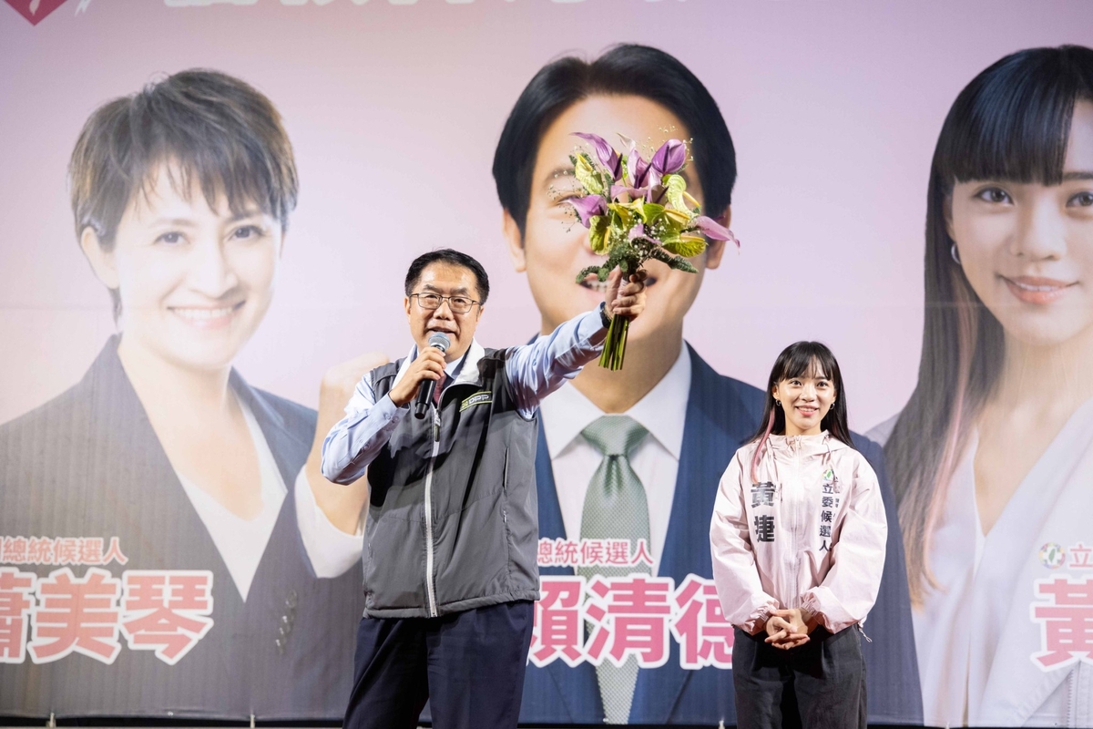 黃偉哲(左)到場力挺黃捷(右)。 圖：黃捷競總/提供