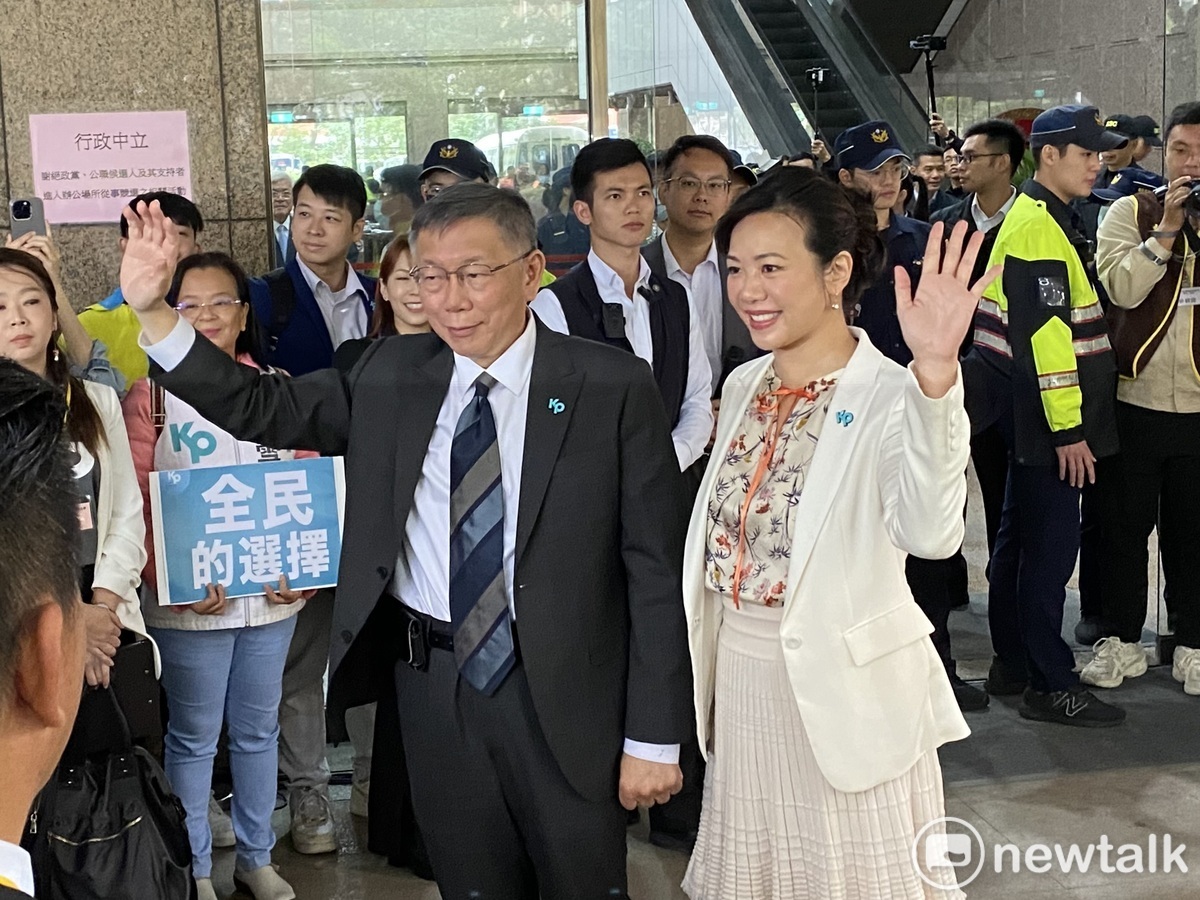民眾黨總統參選人柯文哲攜著副手吳欣盈赴中選會登記。 圖：周煊惠 / 攝（資料照）