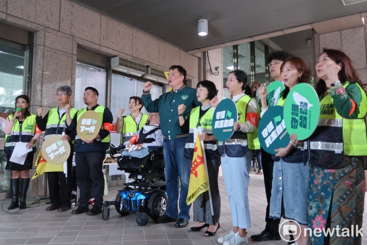 民進黨秘書長許立明帶領不分區立委登記。 圖：林朝億/攝