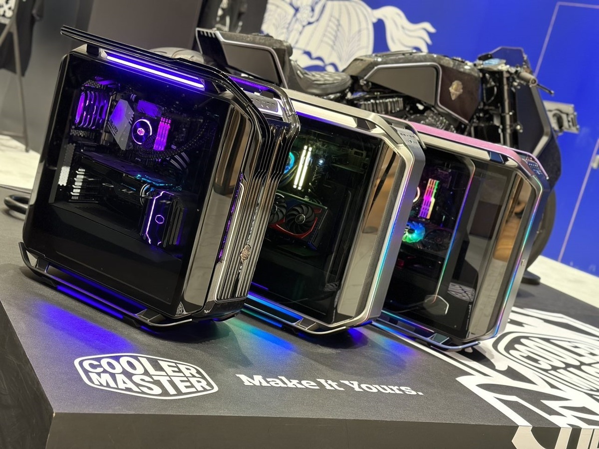 現場展示酷碼科技的電競系統，包含Cosmos Infinity 頂規主機以及Cosmos C700M 電競主機 圖：Cooler Master/提供
