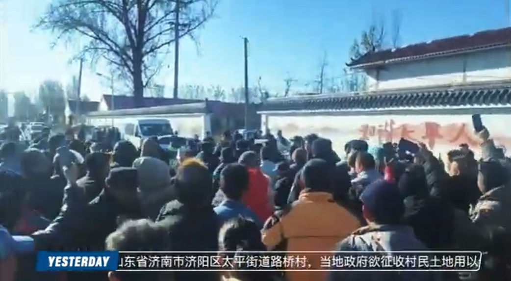 當地政府官員前往村莊，試圖迫使村民搬離，但卻遭到激憤的村民包圍。 圖 : 翻攝自影片