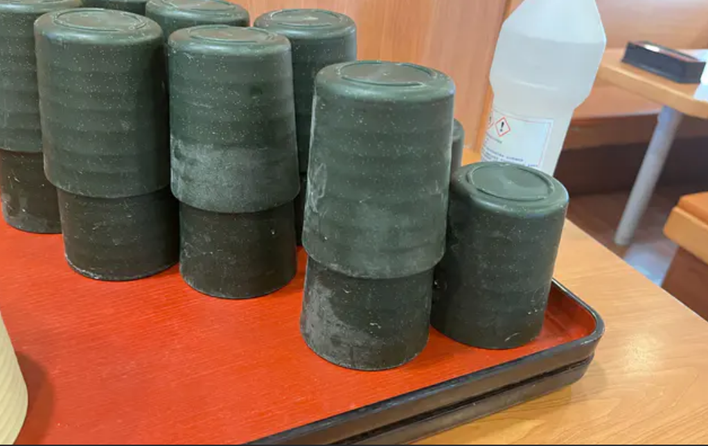一名消費者在網路上PO文指出，於高雄一間迴轉壽司店用餐時，發現杯子裡外都沾有白色粉末。 圖：翻攝自Dcard