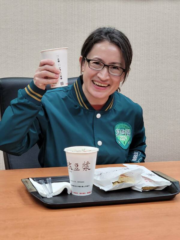 蕭美琴今（24）日回娘家立法院，重溫記憶美食「阜杭豆漿」。 圖： 民進黨立法院黨團 提供