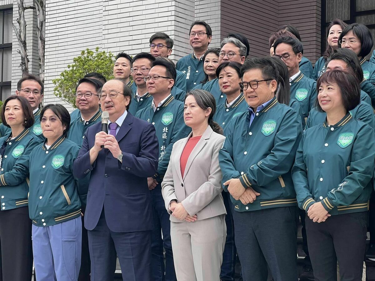 蕭美琴今（24）日回娘家立法院，與民進黨團的大家進行合影。 圖： 民進黨立法院黨團 提供