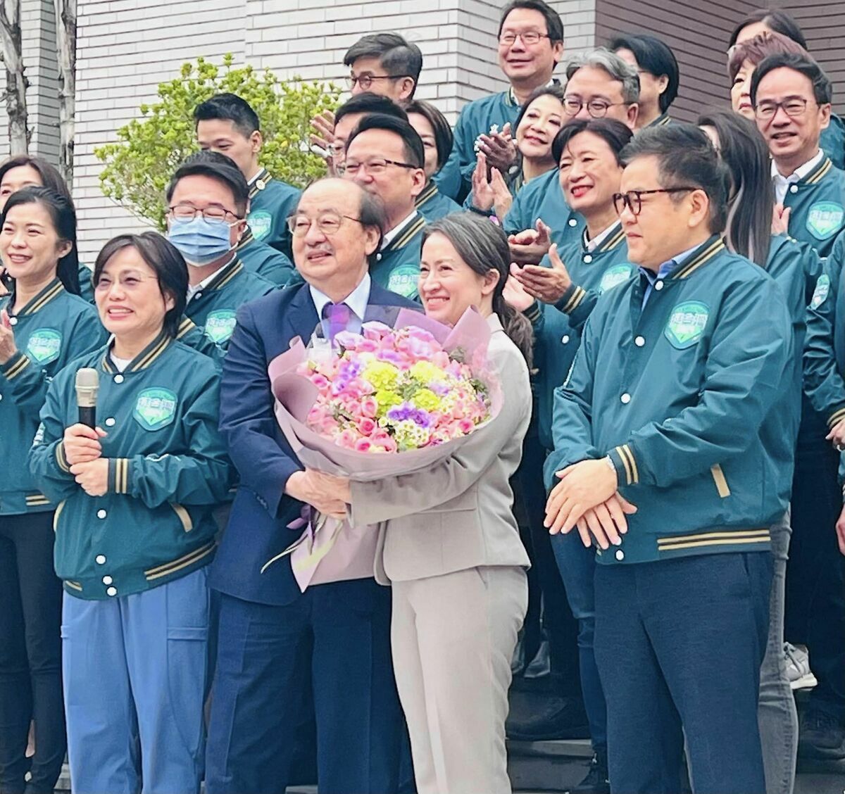 蕭美琴今（24）日回娘家立法院，與民進黨團的大家進行合影。 圖： 民進黨立法院黨團 提供
