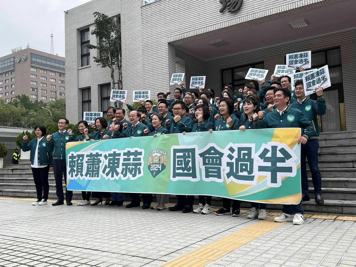 蕭美琴今（24）日回娘家立法院，與民進黨團的大家進行合影，高喊「凍蒜」。 圖： 民進黨立法院黨團 提供