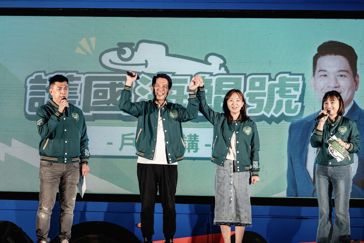 李柏毅(左二)在楠梓翠屏進行首場晚會。 圖：李柏毅競總提供