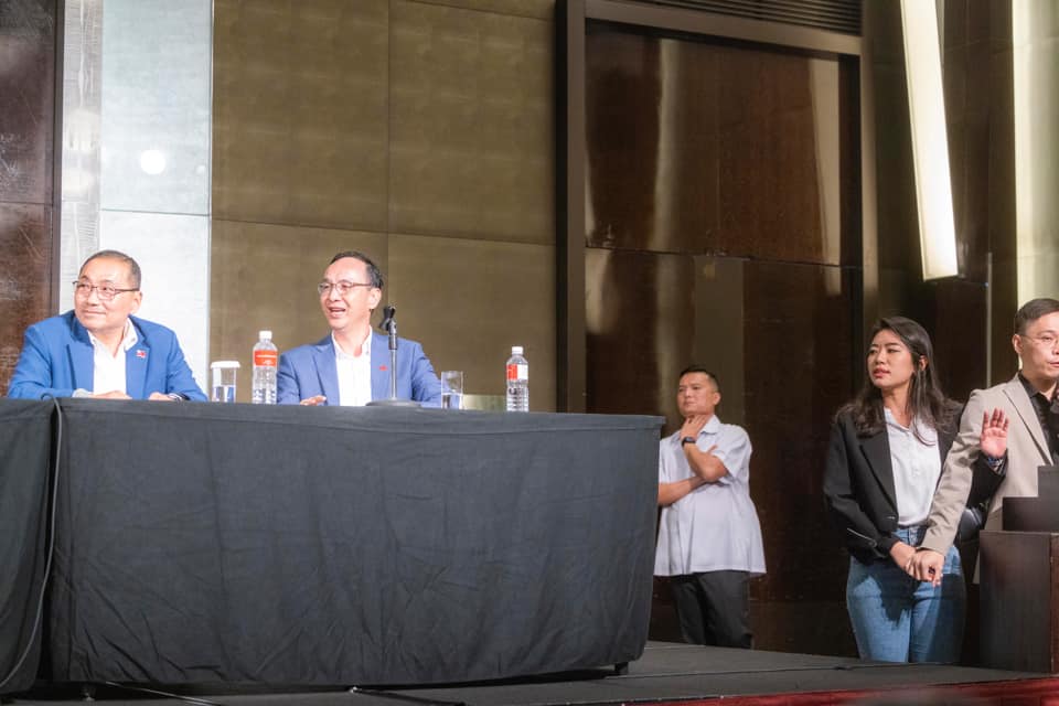 國民黨發言人楊智伃自PO截圖，寫有網友問，腋下是什麼味道，我只能說：「是錢的味道」。 圖/楊智伃臉書