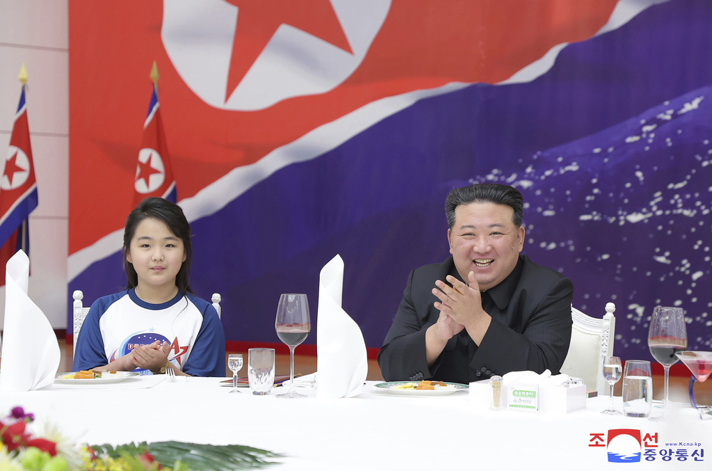 金正恩（右）與女兒金主愛一同出席偵察衛星發射成功慶功宴。 圖 : 達志影像/美聯社