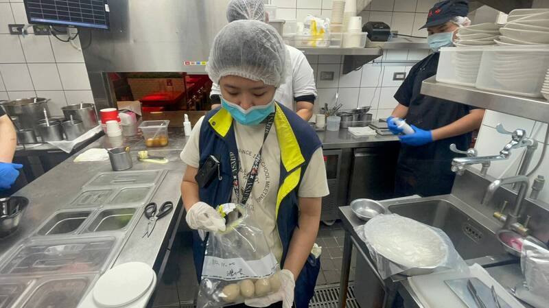 知名餐飲品牌瓦城旗下的「大心新泰麵食」，傳出有不少客人用完餐後上吐下瀉，桃園衛生局初步檢查為蛋品的問題。 圖：桃園衛生局／提供