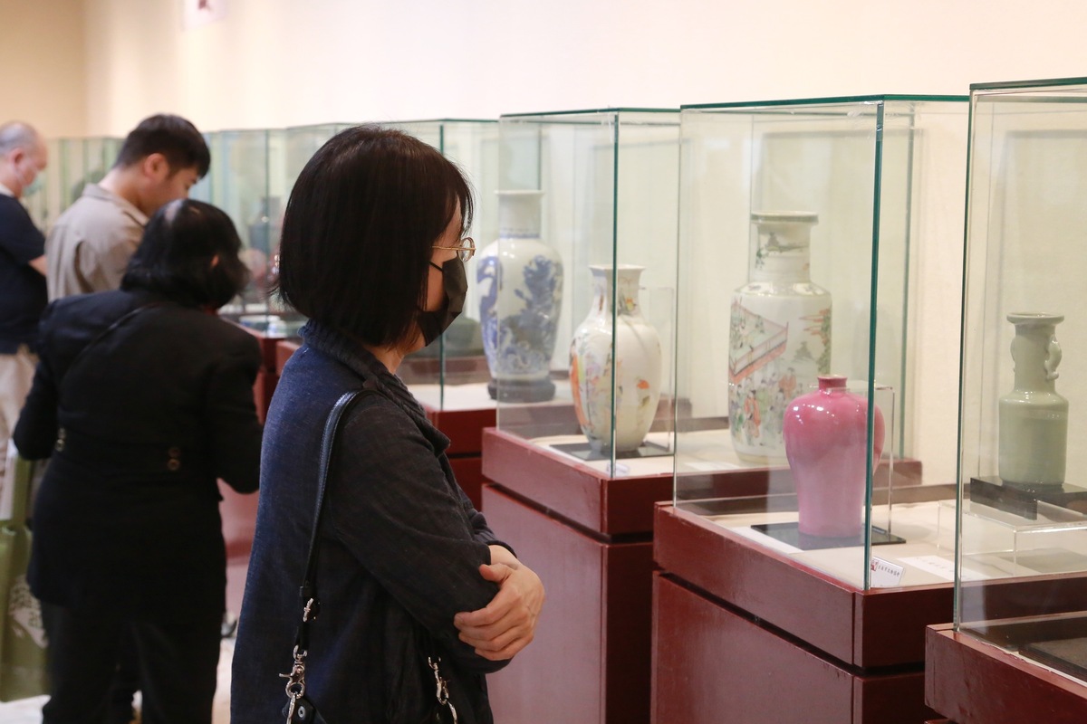 台南市文物協會首度移師歸仁文化中心展出，也是歸仁文化中心自開幕以來首度展出富有悠久歷史及多元樣貌的文物展，吸引不少民眾前往參觀。 圖：台南市政府提供