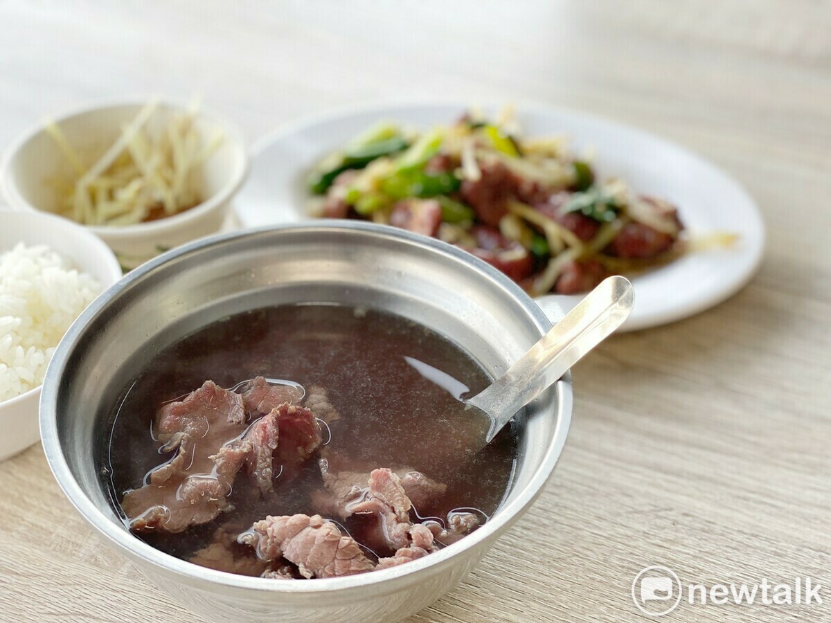 台南每一家牛肉湯都有他自己獨家湯頭，新鮮溫體牛肉和湯頭是台南牛肉湯的精髓。 圖：黃博郎／攝